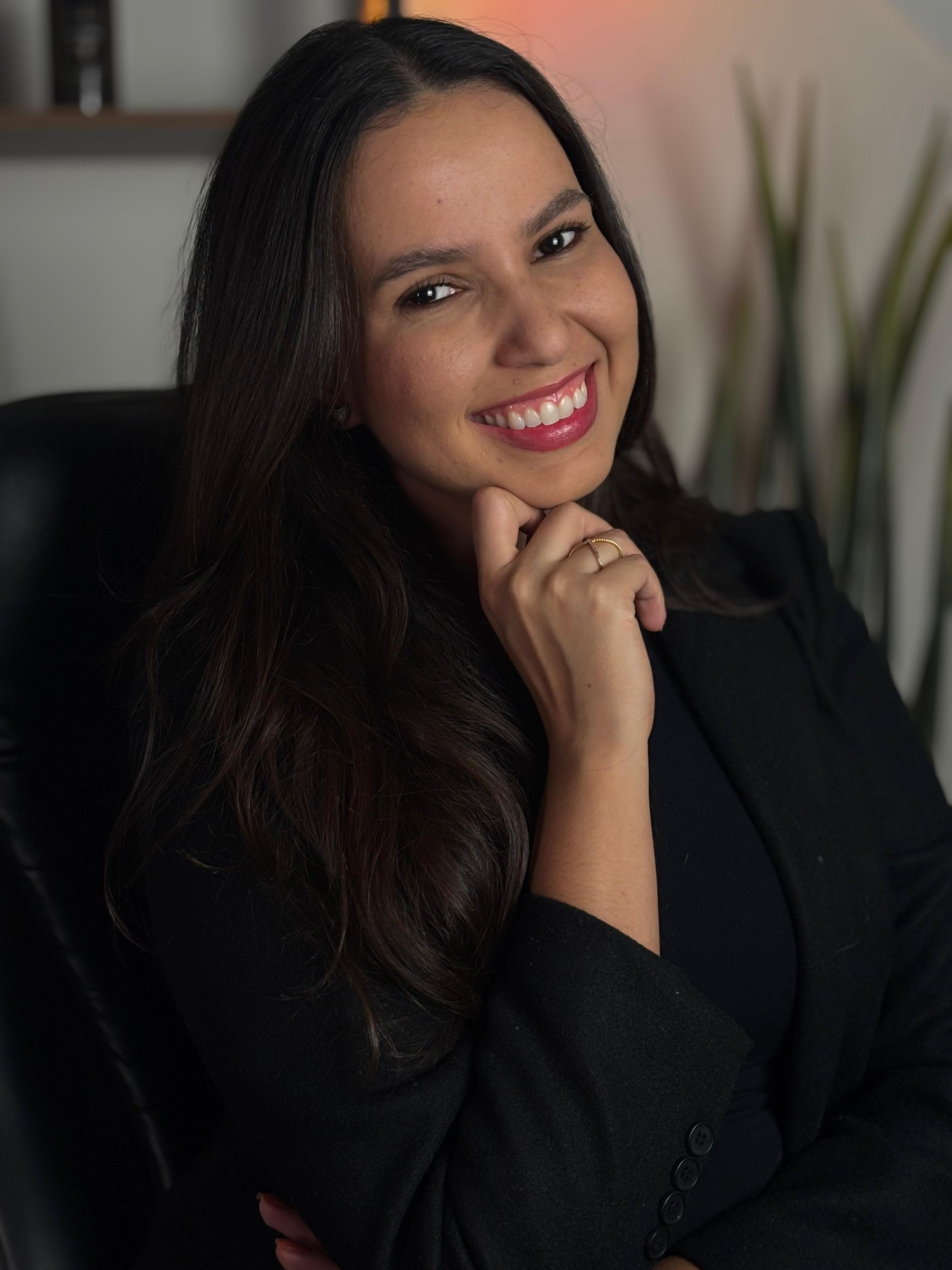 Mariana Marcato em seu consultório